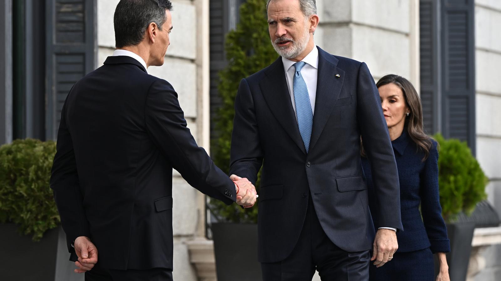President Pedro Sánchez receives Kings Felipe VI and Letizia upon arrival at the institutional act of the Constitution in Congress.