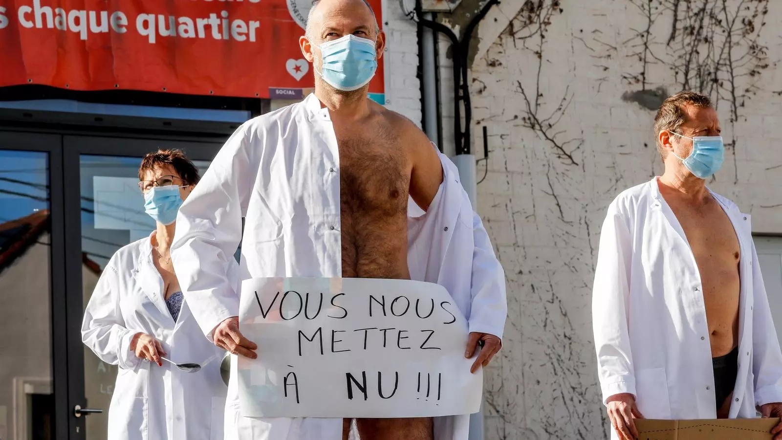 Doctors de Charleroi protesten despullats per demanar més protecció laboral.