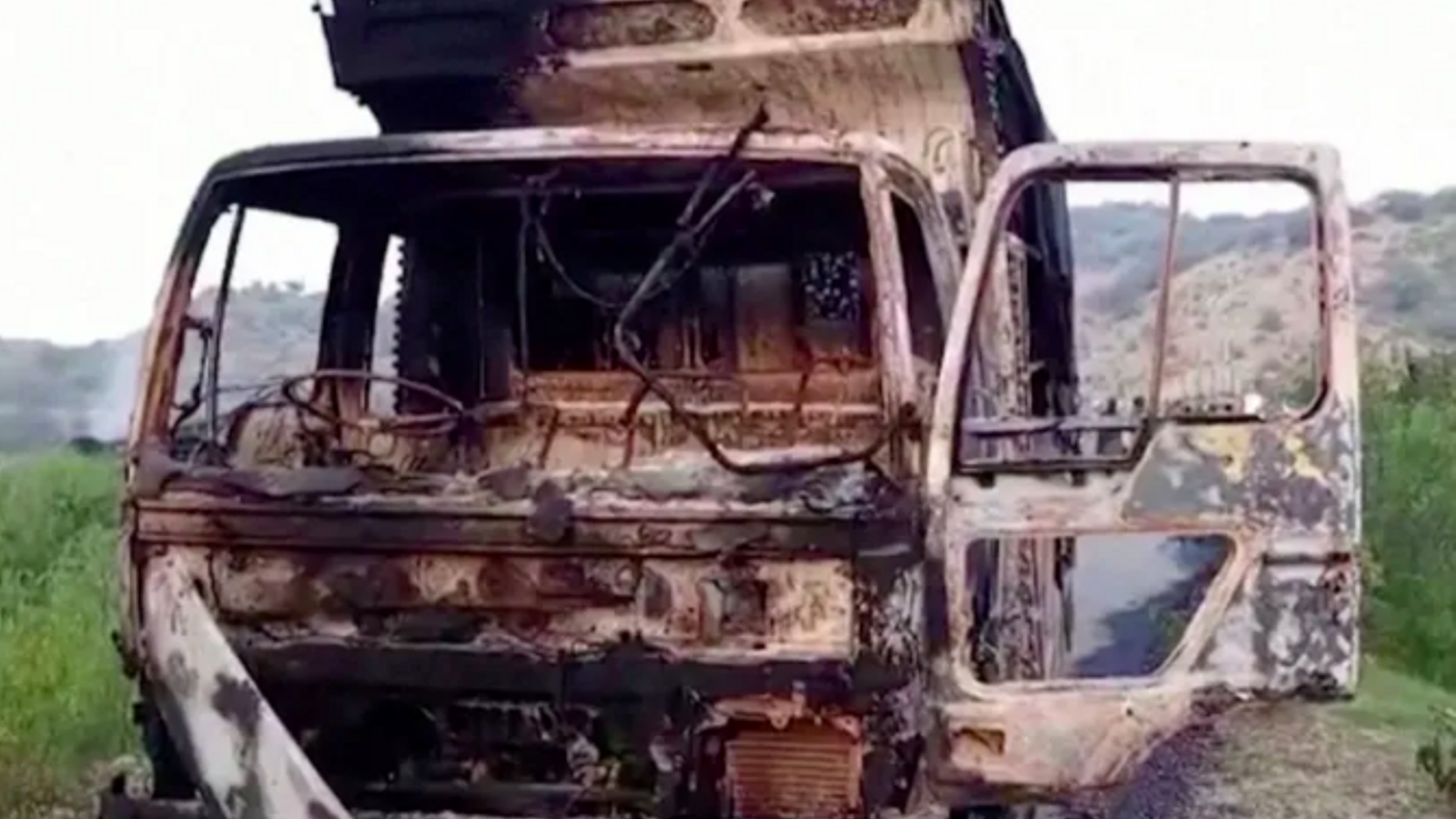 Uno de los autorcares a los que los terroristas prendieron fuego.