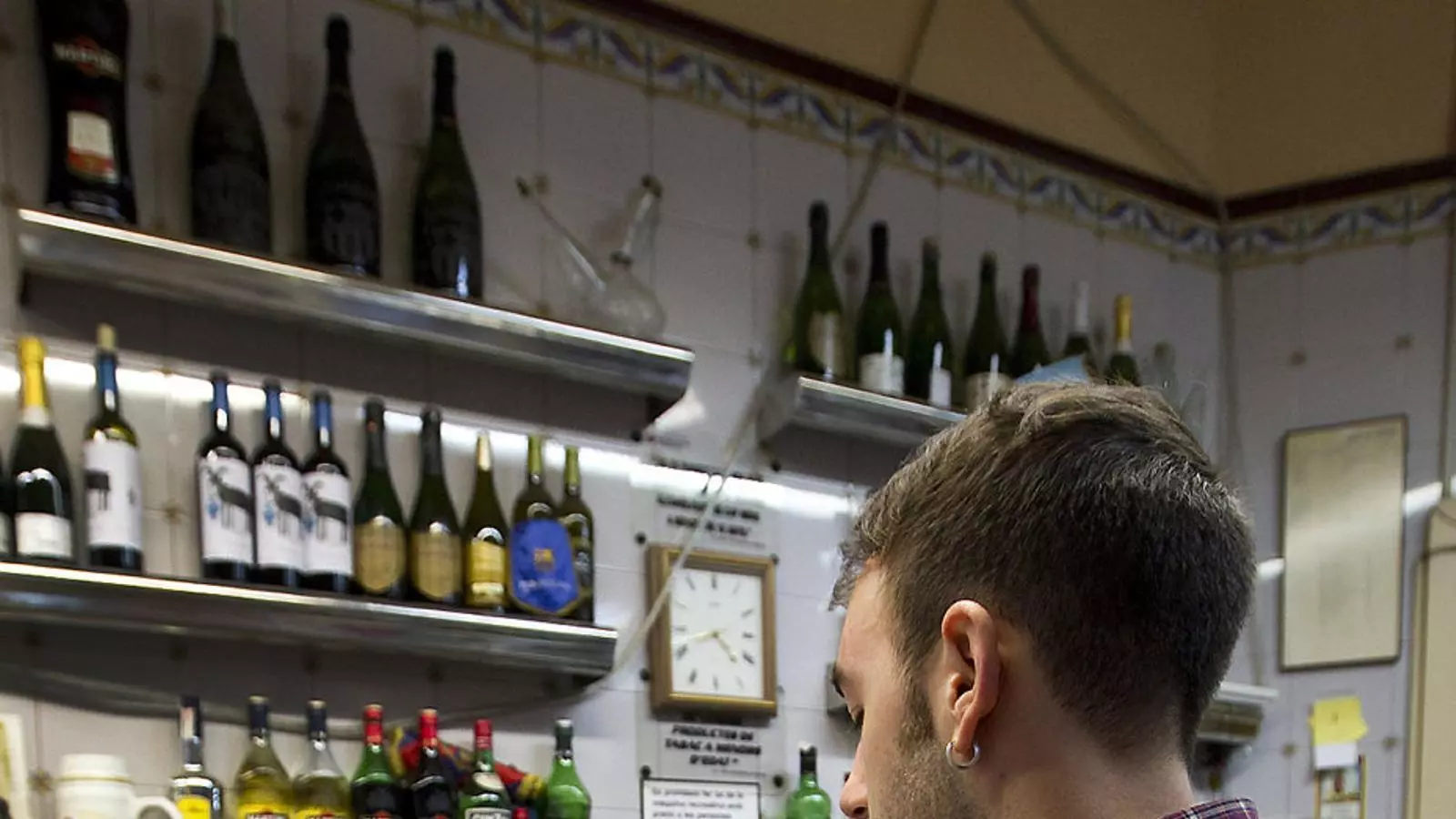 Un jove prenent una cervesa. Investigacions recents fan pensar que l’ús de teràpies probiòtiques pot ajudar a combatre l’alcoholisme.