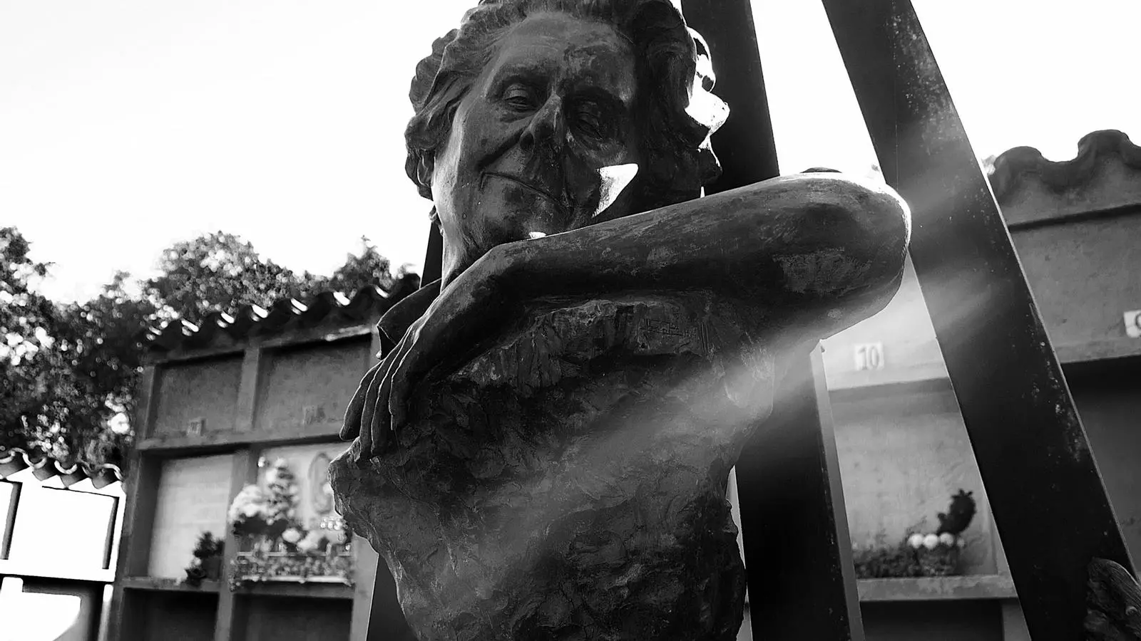 L'encant rodoredià La cara de Mercè Rodoreda segueix fascinant fins i tot esculpida al cementiri de Romanyà.
