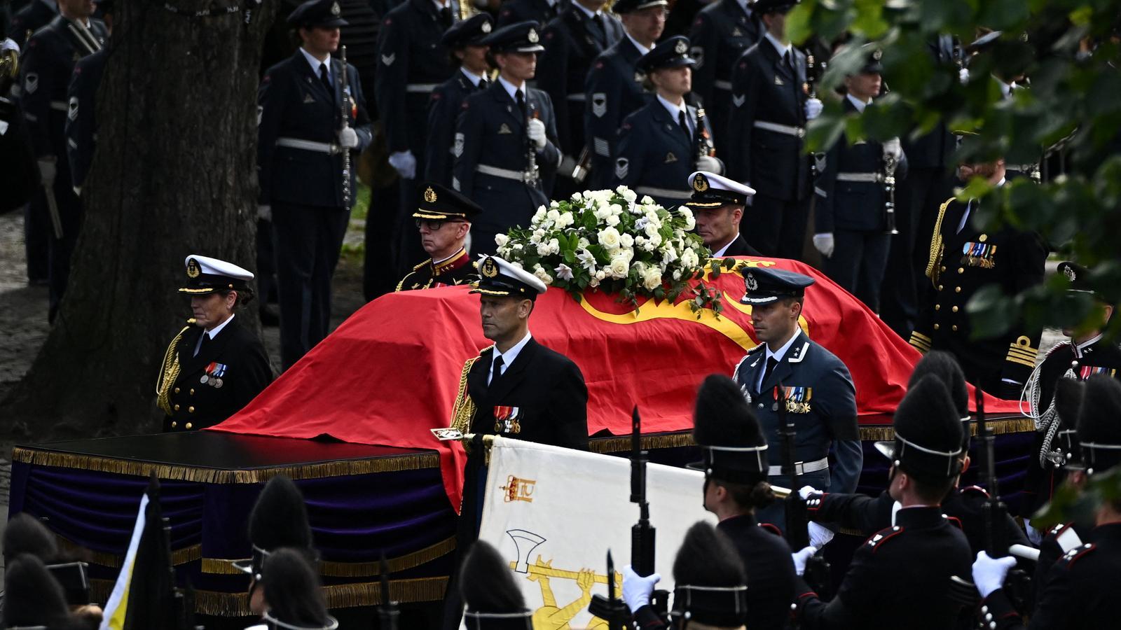 The coffin of King Harald V upon arrival at Oslo Cathedral