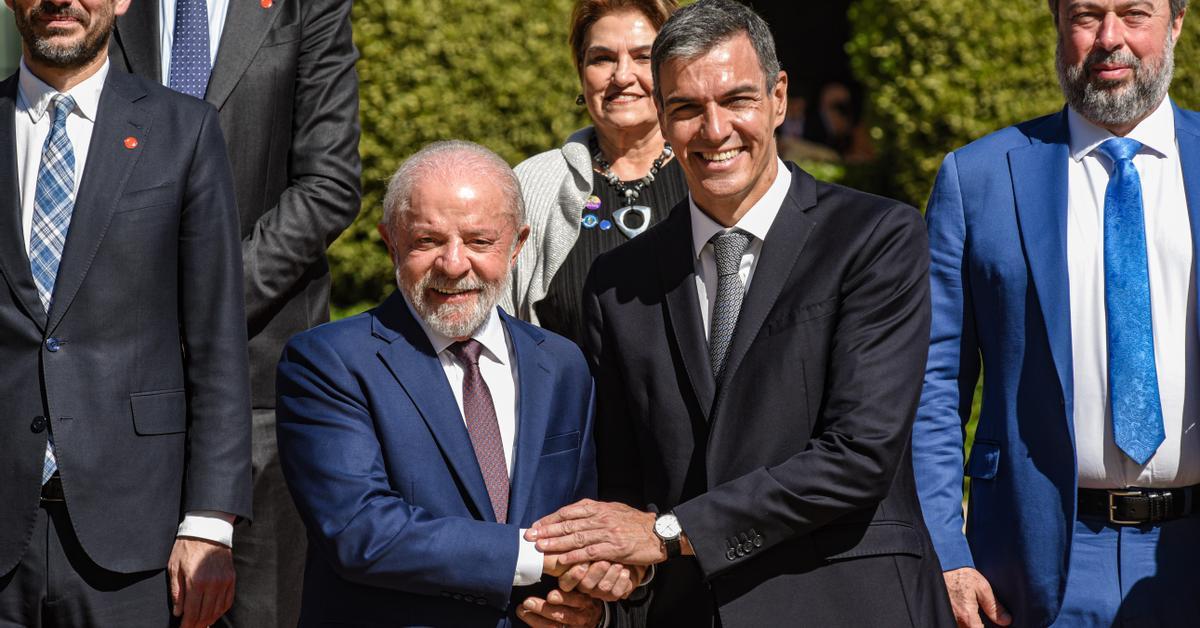 Spanish PM Pedro Sánchez and Brazilian President Lula at Palau de Pedralbes Barcelona summit