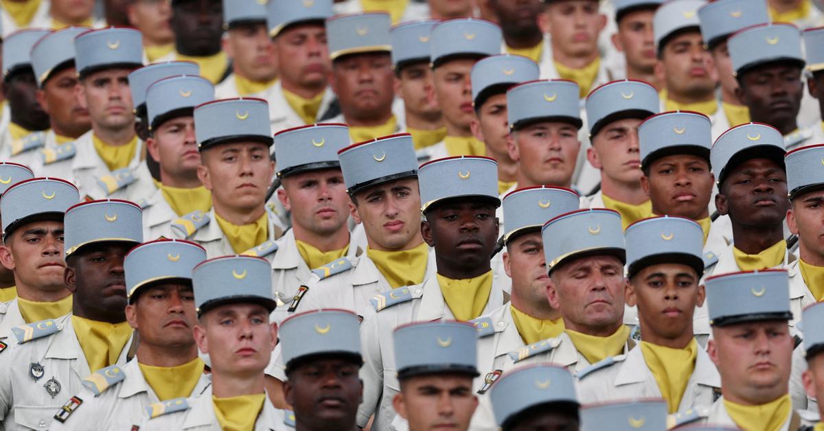 若者が軍隊に参加することを奨励するためのレーザータグと仮想現実