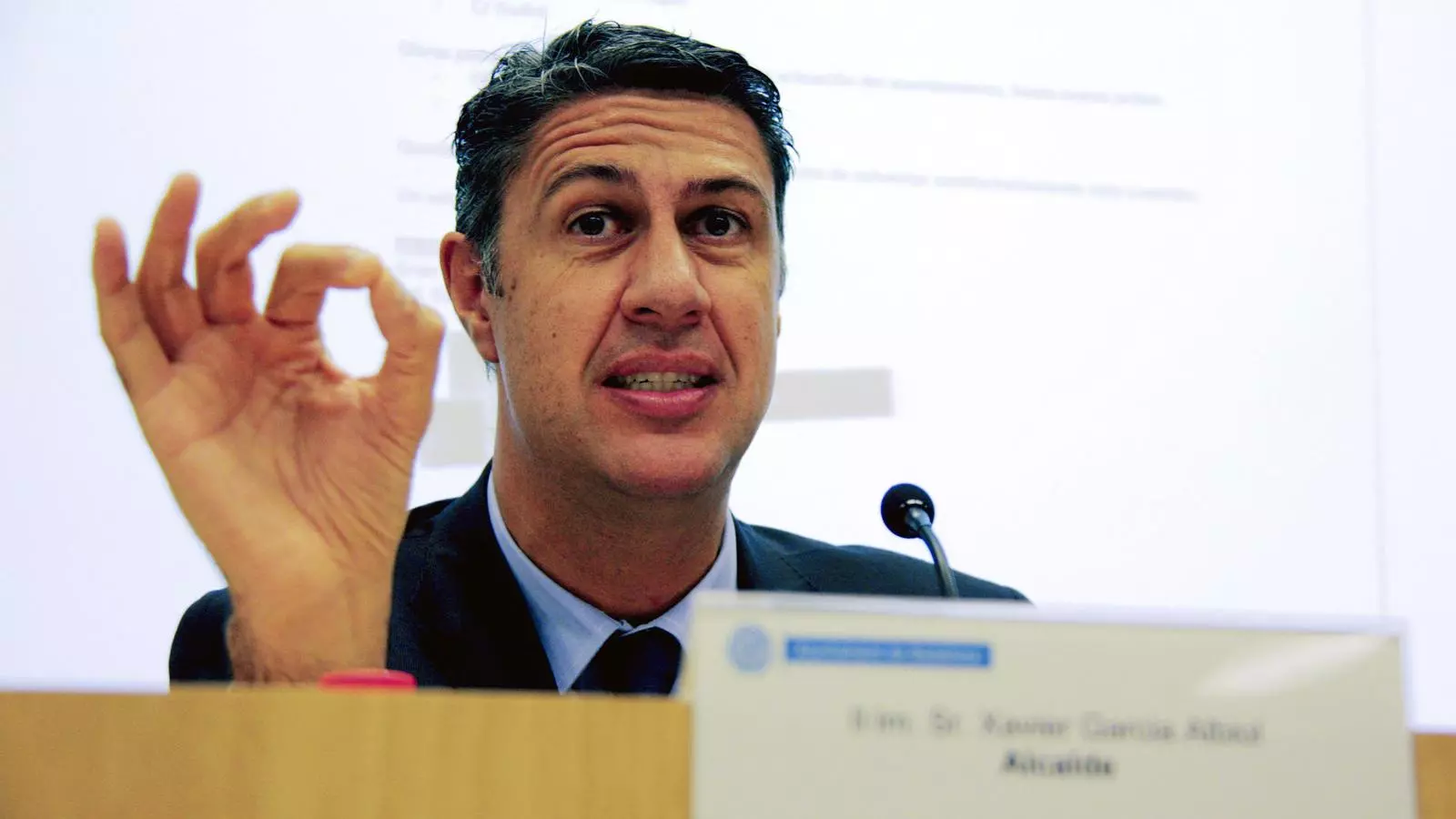 L'alcalde de Badalona, Xavier García Albiol, durant la roda de premsa d'ahir, en la qual va exposar les conclusions de la investigació oberta per l'Ajuntament.