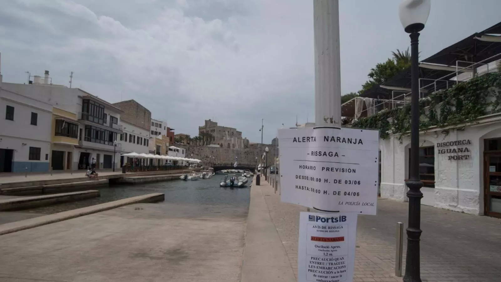 Cartell que adverteix del perill de rissaga a Ciutadella.