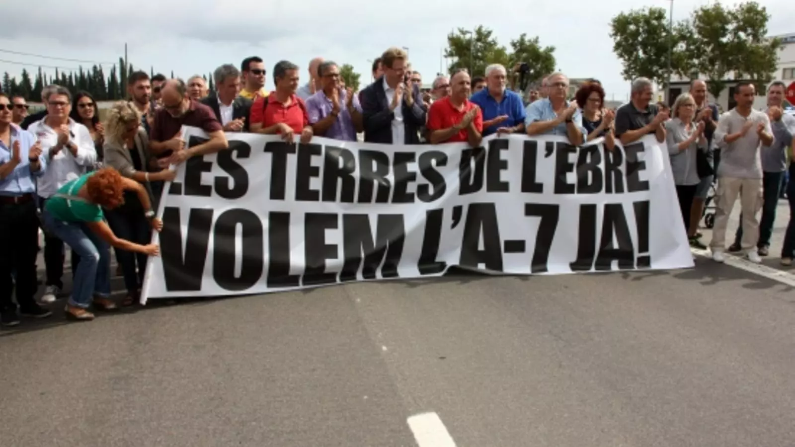 Una desena d'alcaldes del Baix Ebre encapçalant la manifestació per reclamar solucions per la N-340 / ACN