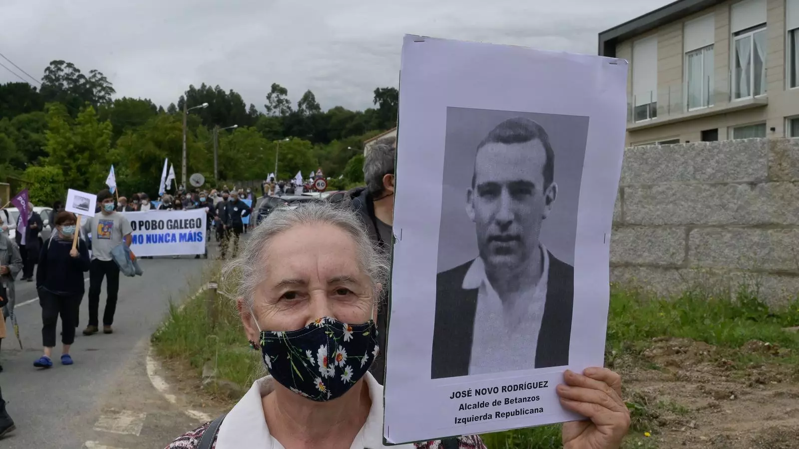 Una imatge de la manifestació, amb una dona mostrant la foto de l'alcalde de Betanzos, José Novo Rodríguez