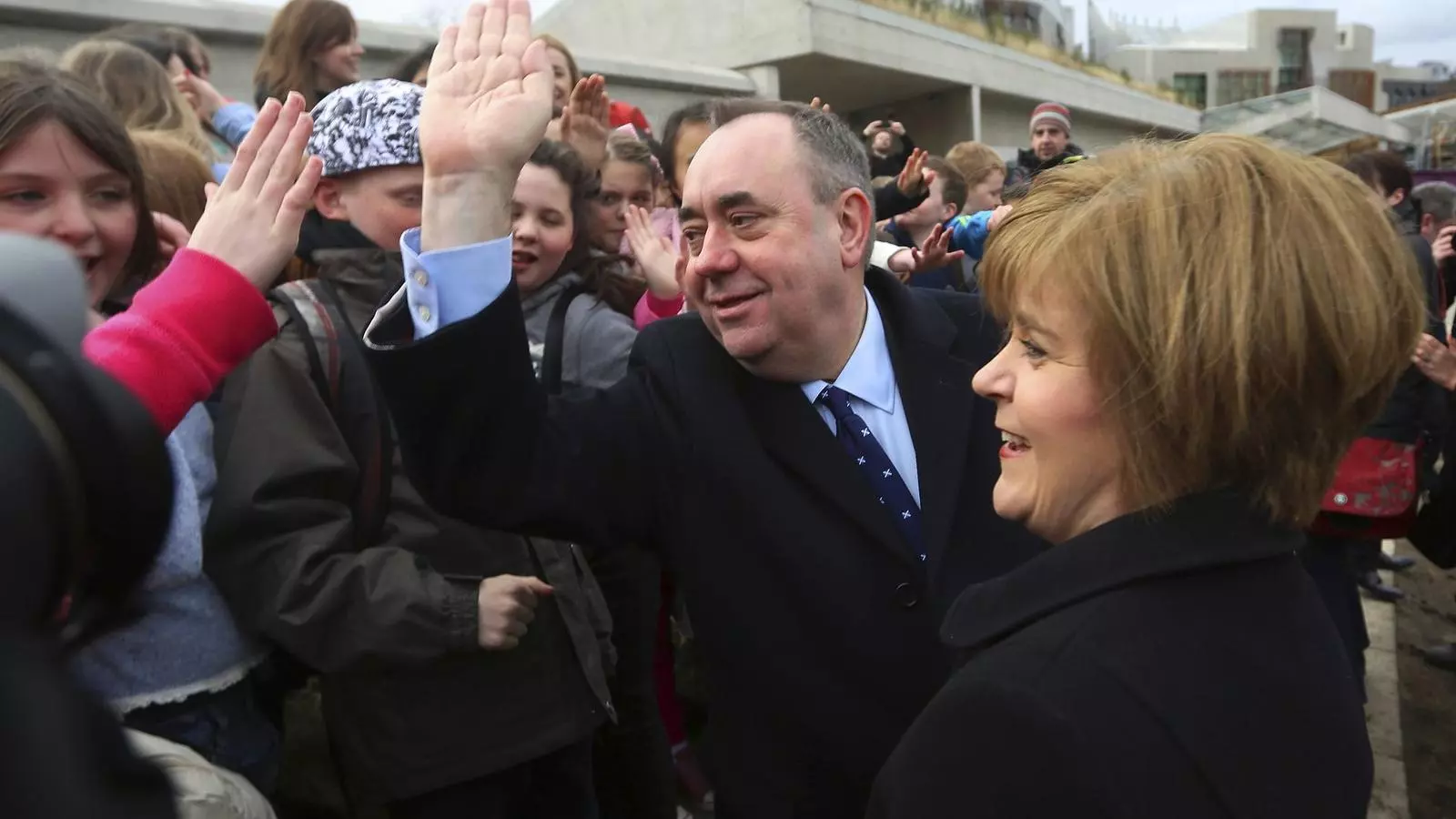 UNA PETITA VICTÒRIA
El primer ministre escocès, Alex Salmond, i la seva vice primera ministra, Nicola Sturgeon, saluden nens fora el Parlament.