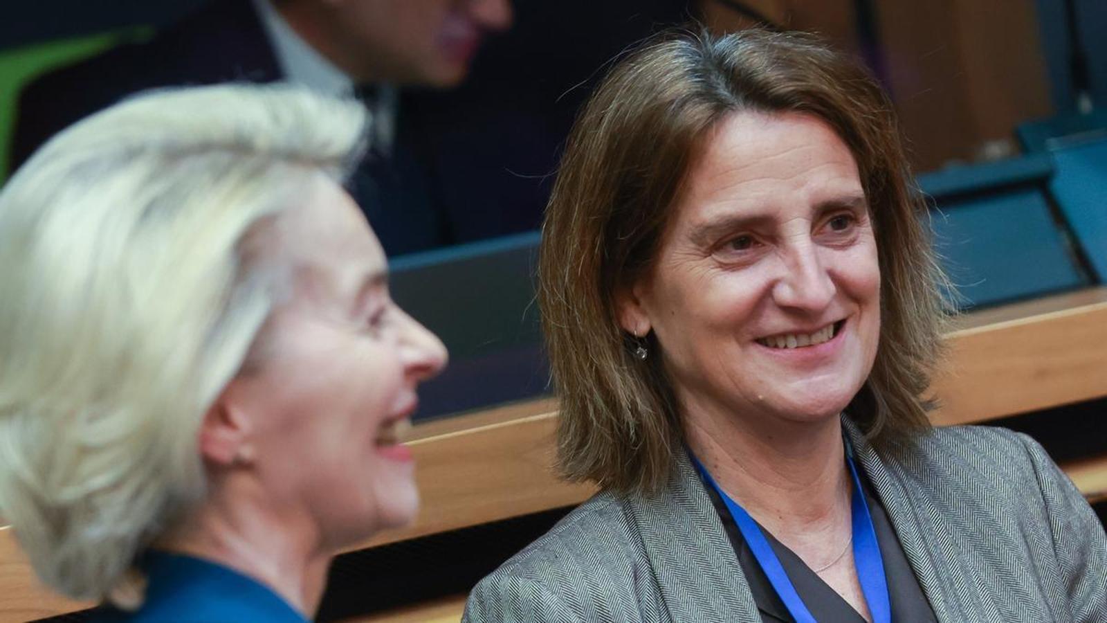 Teresa Ribera, vicepresidenta de competencia de la Comisión Europea, con la presidenta Ursula Von der Leyen, el 6 de mayo en Bruselas.