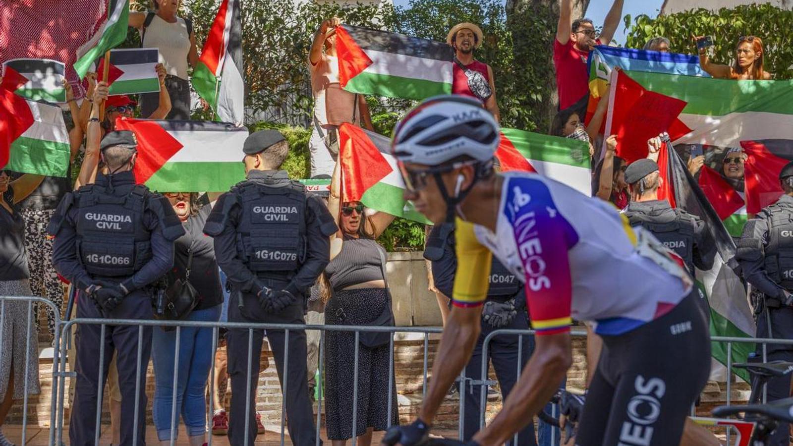 Protesters block the road and jeopardize the finish of the Vuelta a España stage.