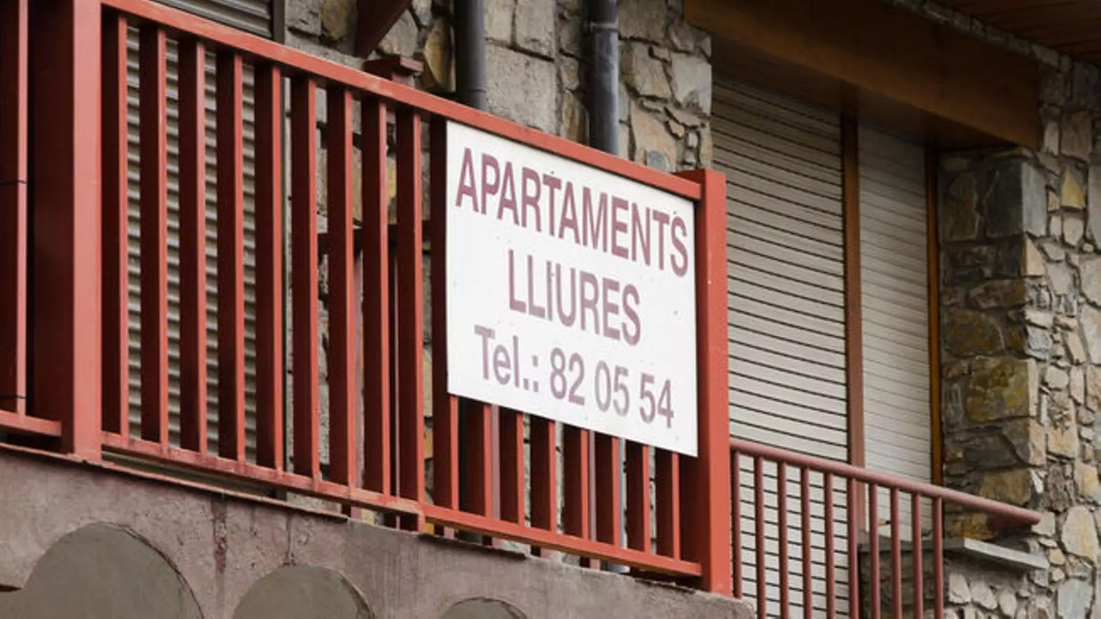 Un cartell anunciant el lloguer d'apartaments. / ARXIU ANA
