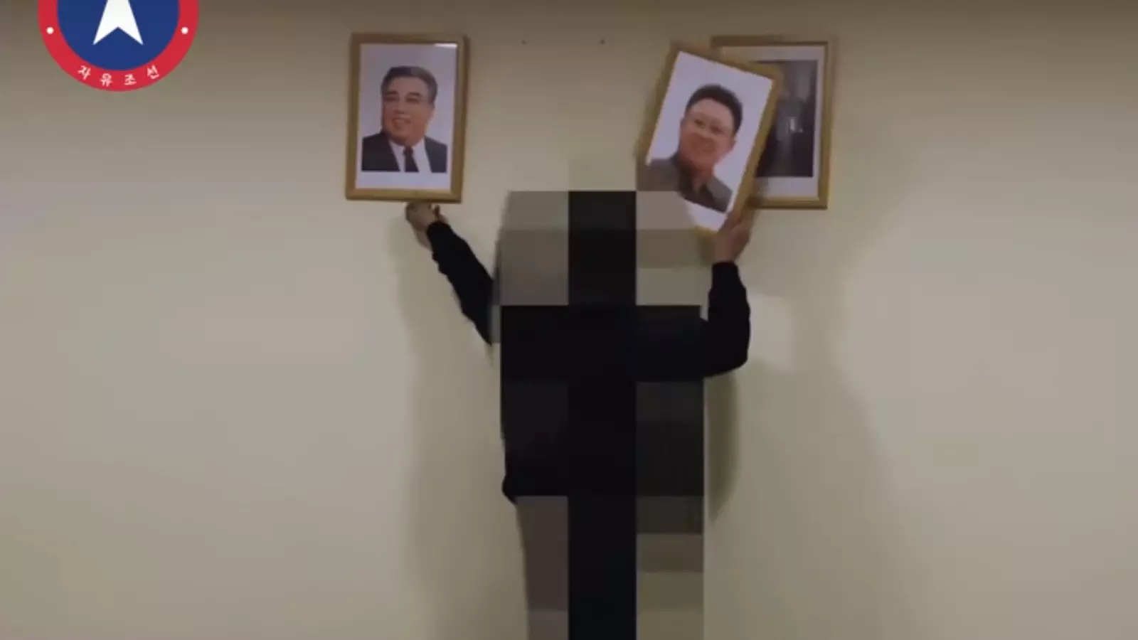 Captura de pantalla d'un vídeo del grup dissident on despenja les imatges dels líders nord-coreans.