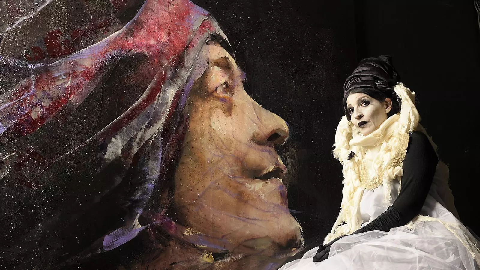Lita Cabellut disfressada d’un dels personatges que imagina abans d’immortalitzar-los a la tela. L’obra del fons, de tres metres de llarg, s’anomena Sancho Panza 10 i està feta en tècnica mixta.