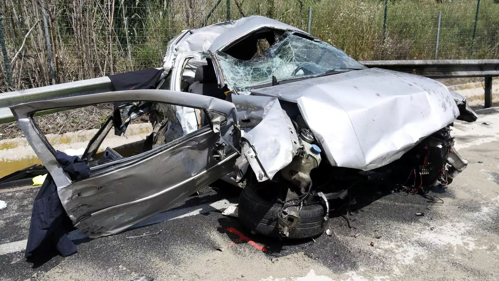 Estat en què ha quedat el vehicle on viatjaven les dues persones que han mort en l'accident