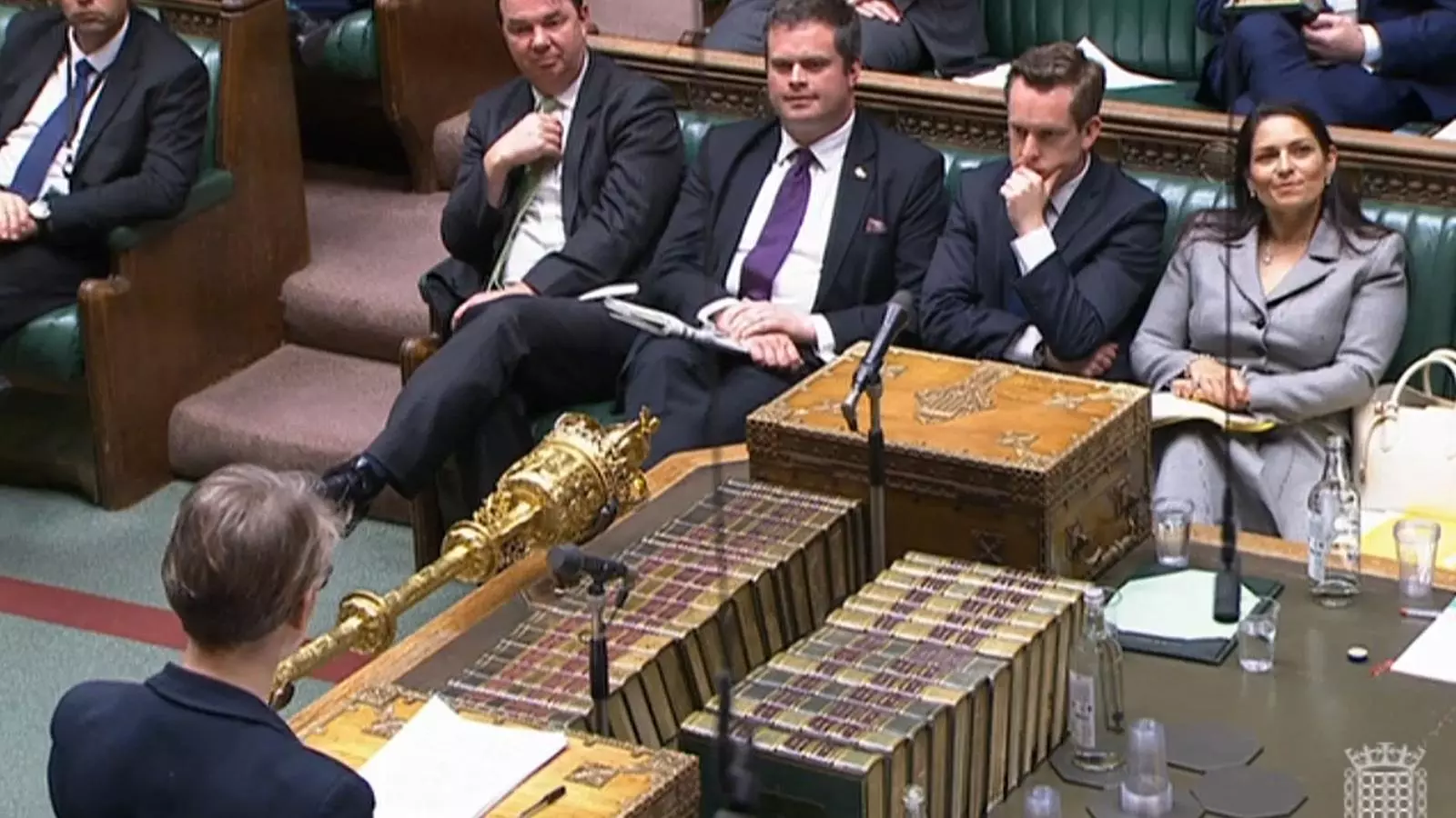 La ministra de l'Interior, Priti Patel, asseguda en segon terme, mentre la rival laborista a l'ombra, Yvette Cooper, la interroga sobre la política d'enviament de migrants a Ruanda, aquest migdia al Parlament.