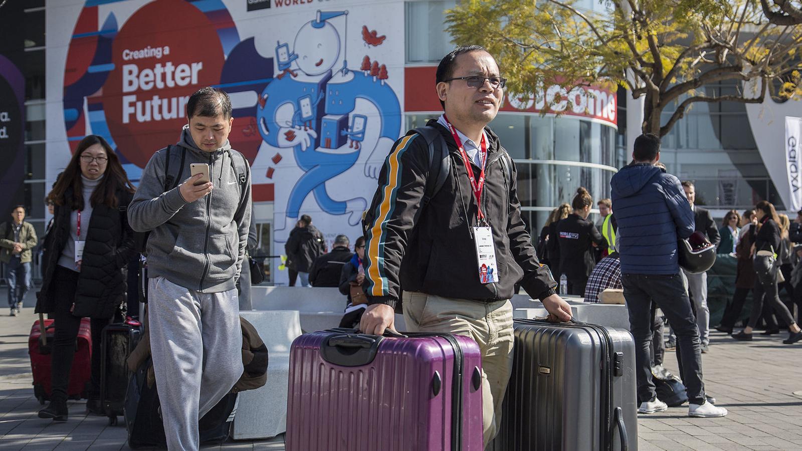 L’impacte del Mobile ha frenat la tendència negativa dels últims mesos a Barcelona i es deixa notar fins i tot a Girona. A la imatge visitants de la fira, ahir, a l’Hospitalet.