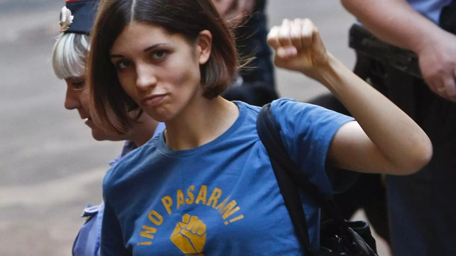 La líder del grup 'Pussy Riot' va anar al seu judici amb una samarreta amb el lema !no pasarán¡. Reuters