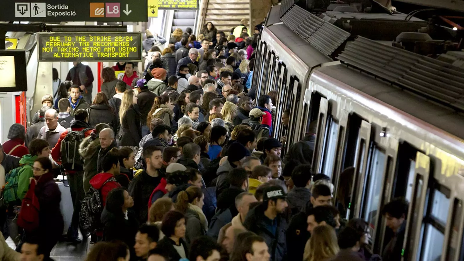 Serveis mínims decretats a la jornada de vaga de Metro, plaça Espanya.