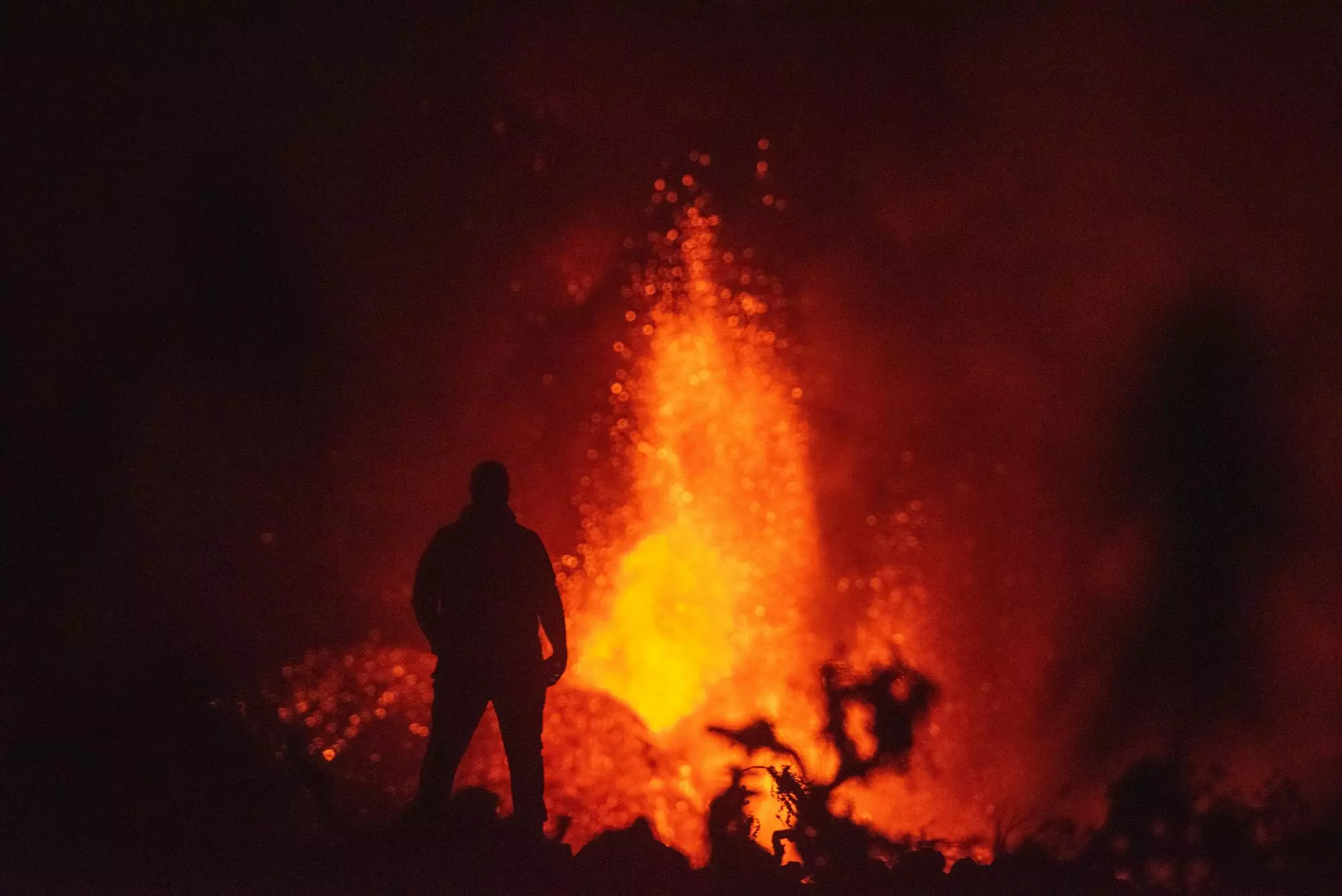 L'erupció del volcán de La Palma, esta madrugada después del derrumbamiento de parte de la cara norte del cono.
