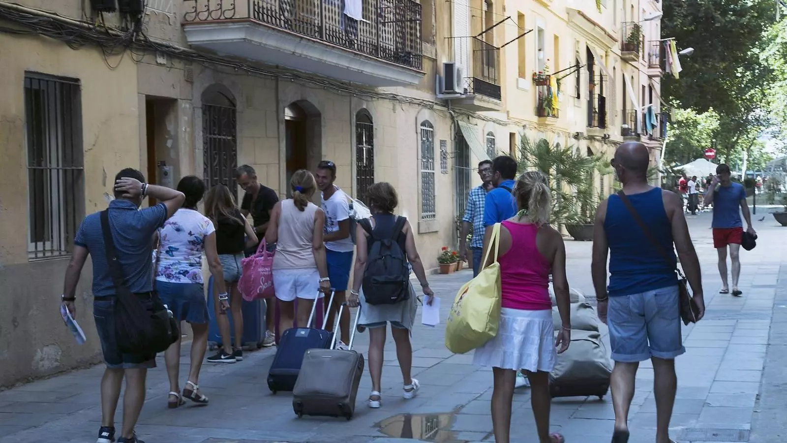 La Barceloneta (foto) i Ciutat Vella són dels barris més castigats per la densitat de pisos turístics.