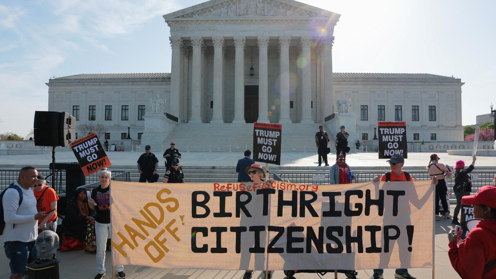 Protesters in front of the US Supreme Court against Trump's order to eliminate the right to citizenship.
