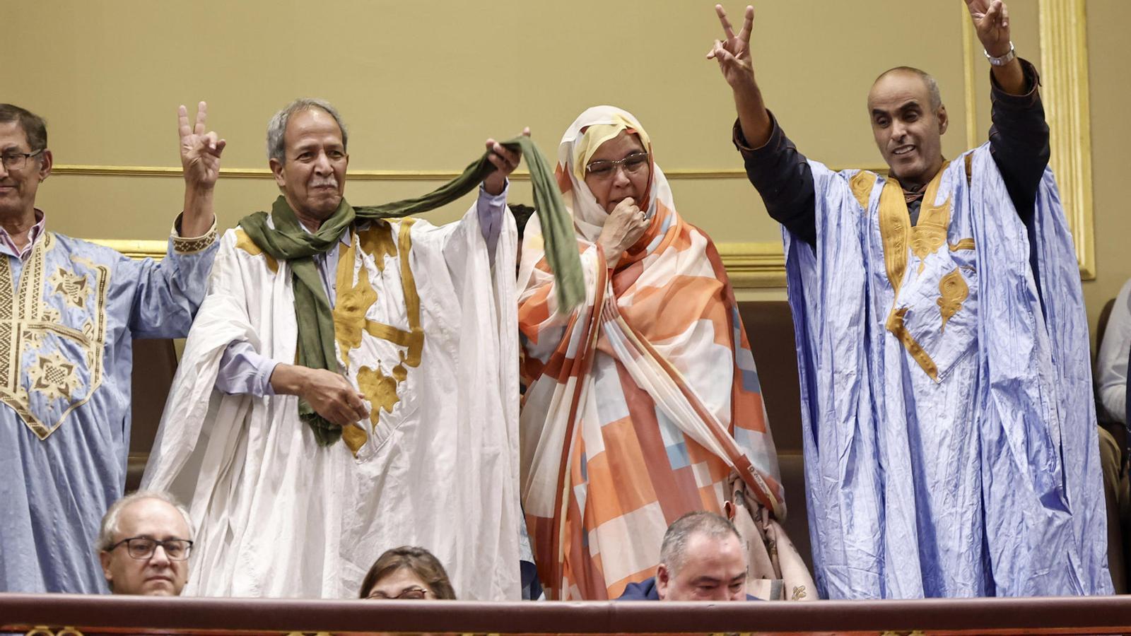 Representantes saharauis en el pleno del Congreso que ha aprobado la concesión de la nacionalidad española