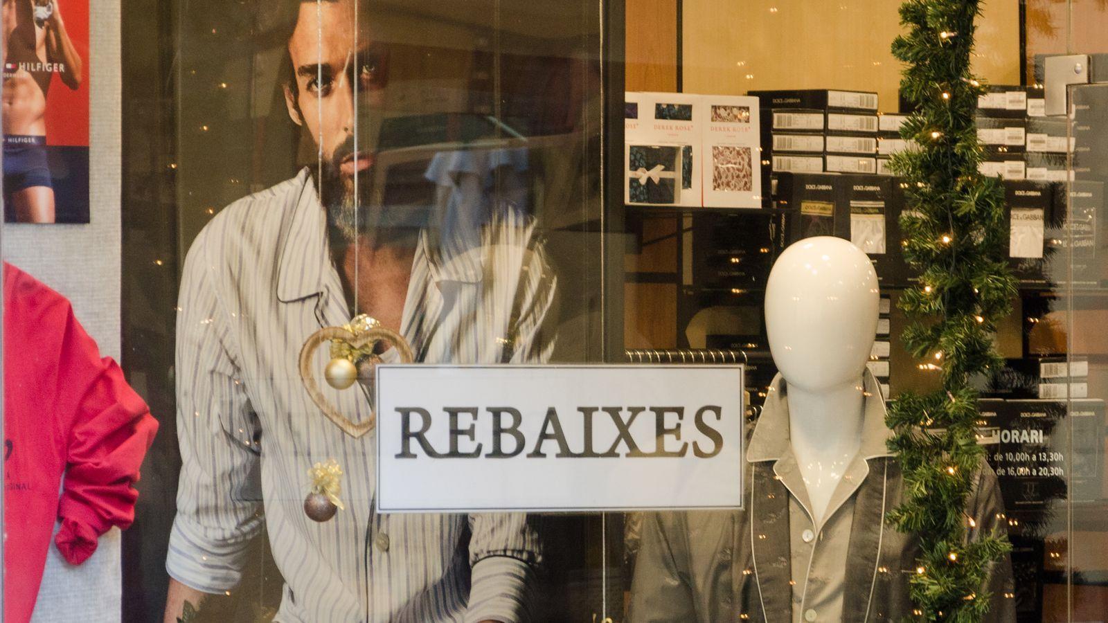 Un aparador amb el cartell de rebaixes