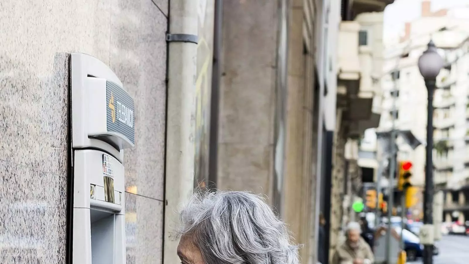 Una usuària traient diners d’un caixer de Barcelona divendres passat.