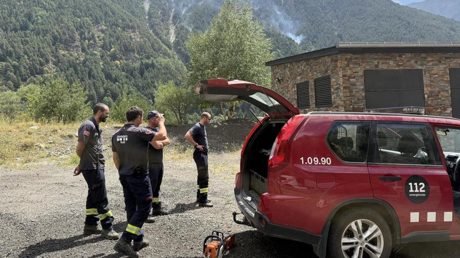 Firefighters preparing to put out the fire that has been burning in Senet since Friday
