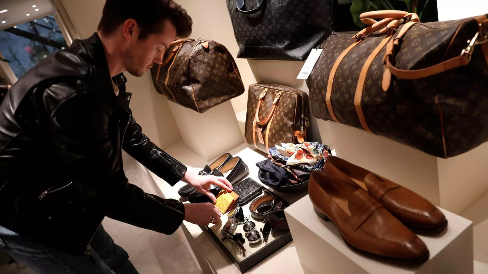 Alguns articles de la prestigiosa marca italiana Louis Vuitton. Aquesta empresa s’ha negat a fer declaracions sobre la suposada explotació laboral.