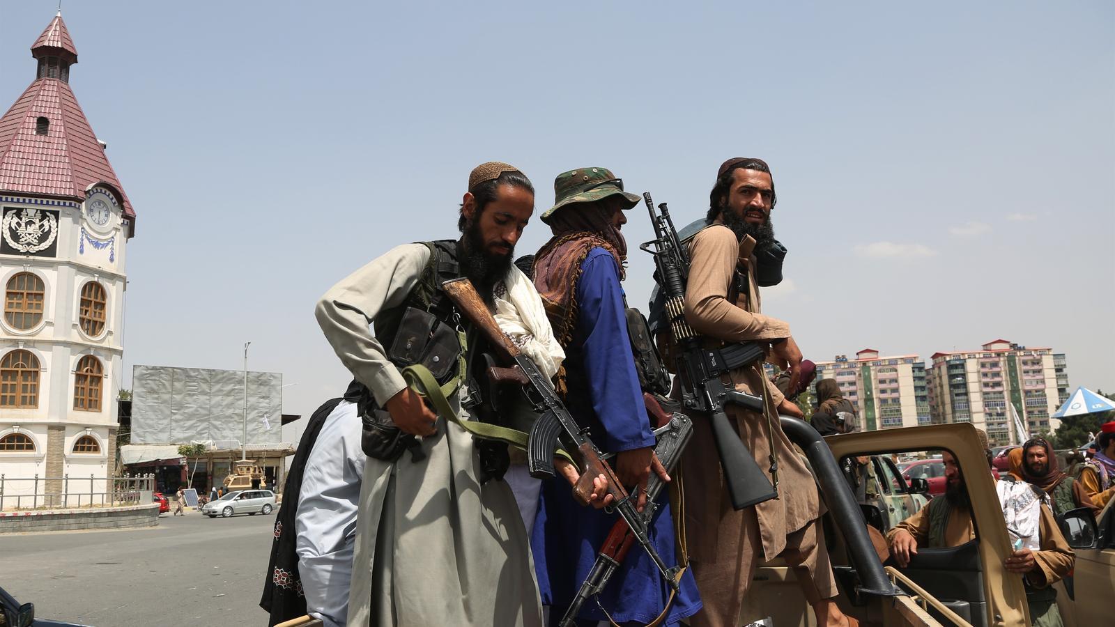Los talibanes, armados con kalashnikovs y fusiles norteamericanos que incautaron a las fuerzas afganas.