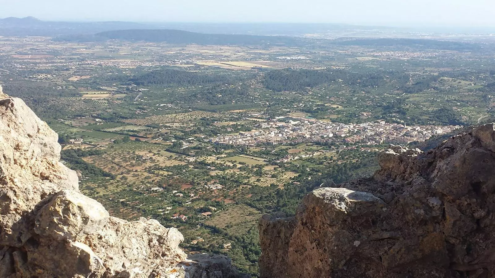 Des de dalt de la fortalesa del Castell d’Alaró es veu tot el poble i part del Pla.