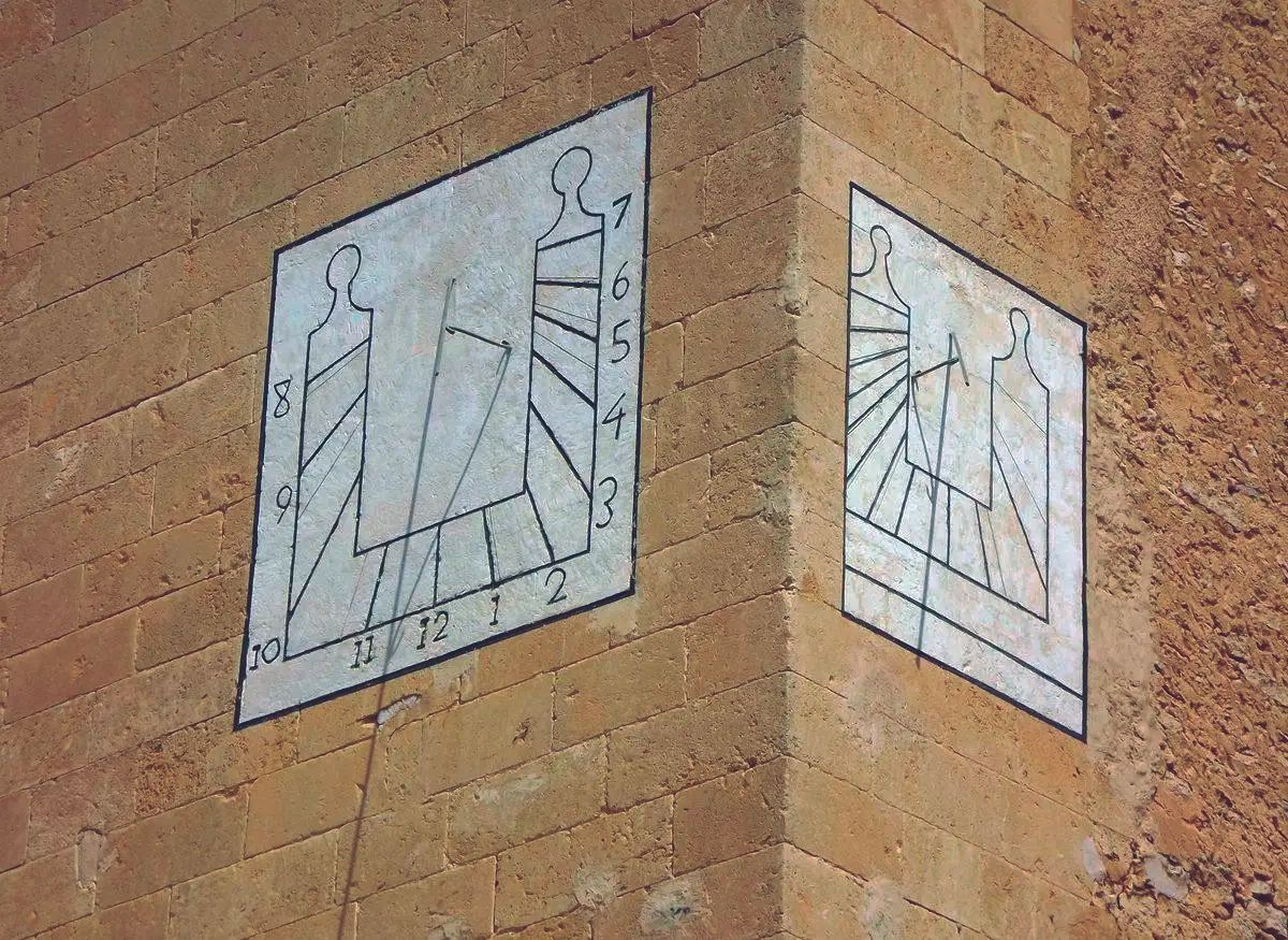 Els dos rellotges de sol de l’església de Sant Feliu de Llubí.