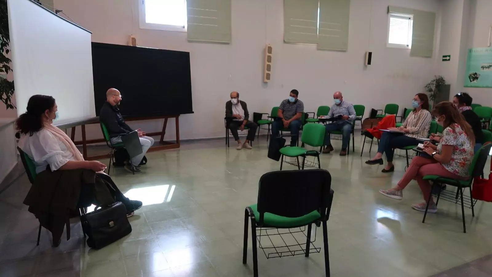 La consellera, Mae de la Concha, a la reunió amb els professionals agraris de Menorca.