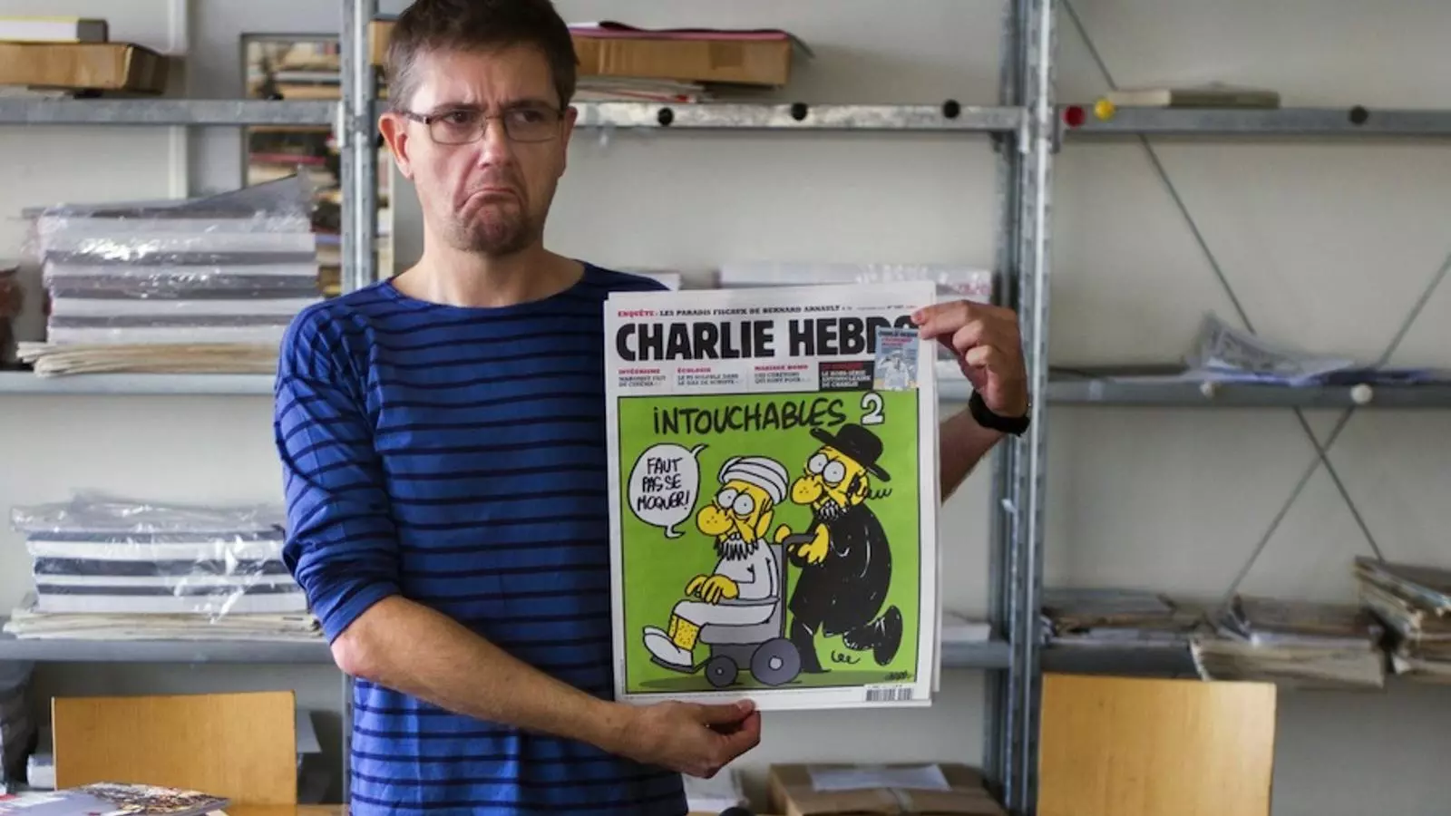 El director del setmanari 'Charlie Hebdo' amb la portada de l'edició d'aquesta setmana. AFP