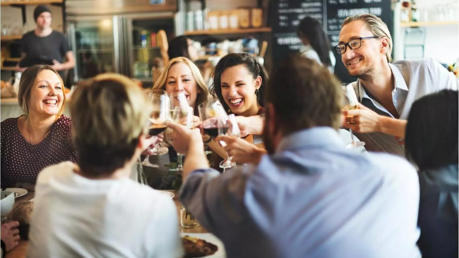 Un grup d'amics en un restaurant