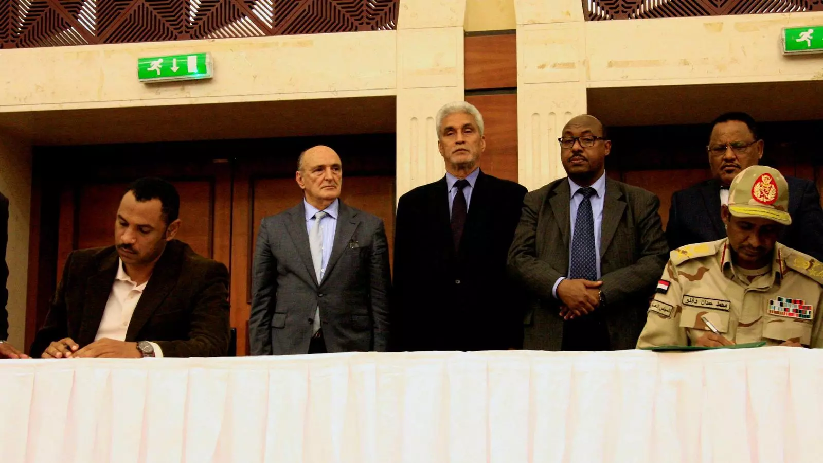 El vicepresident del Consell militar de transició, Mohamed Hamdan Dagalo (dreta) i el líder del moviment de l'opositora Aliança per la Llibertat i el Canvi, Ahmad al-Rabiah, (esquerra) signant l'acord polític, a Khartum