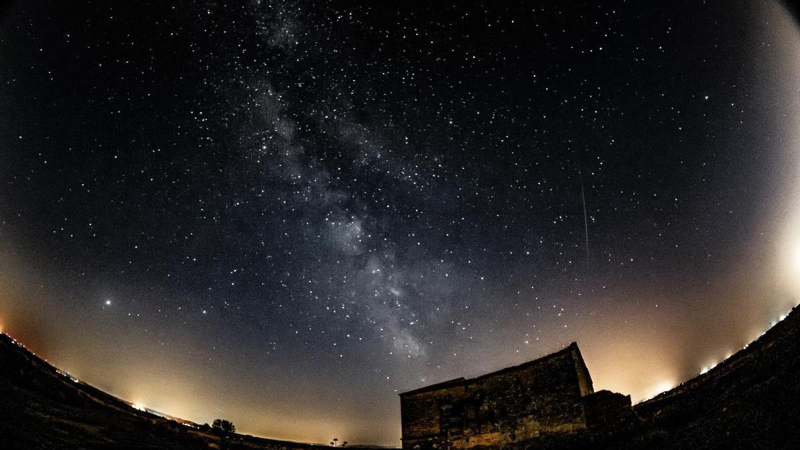 A shooting star, the night of the tears of Sant Llorenç, in Vilanova de Bellpuig, Catalonia.