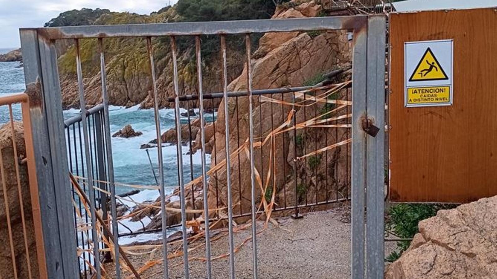 The coastal path that begins at the Mirador de las Remendadores is closed by a fence.