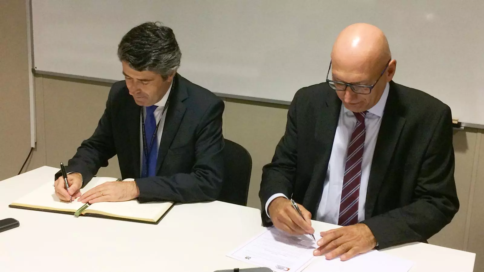 Signatura de la Càtedra Camões per part del secretari d'Estat de les Comunitats Portugueses i del rector de la UdA. / L.M. (ANA)