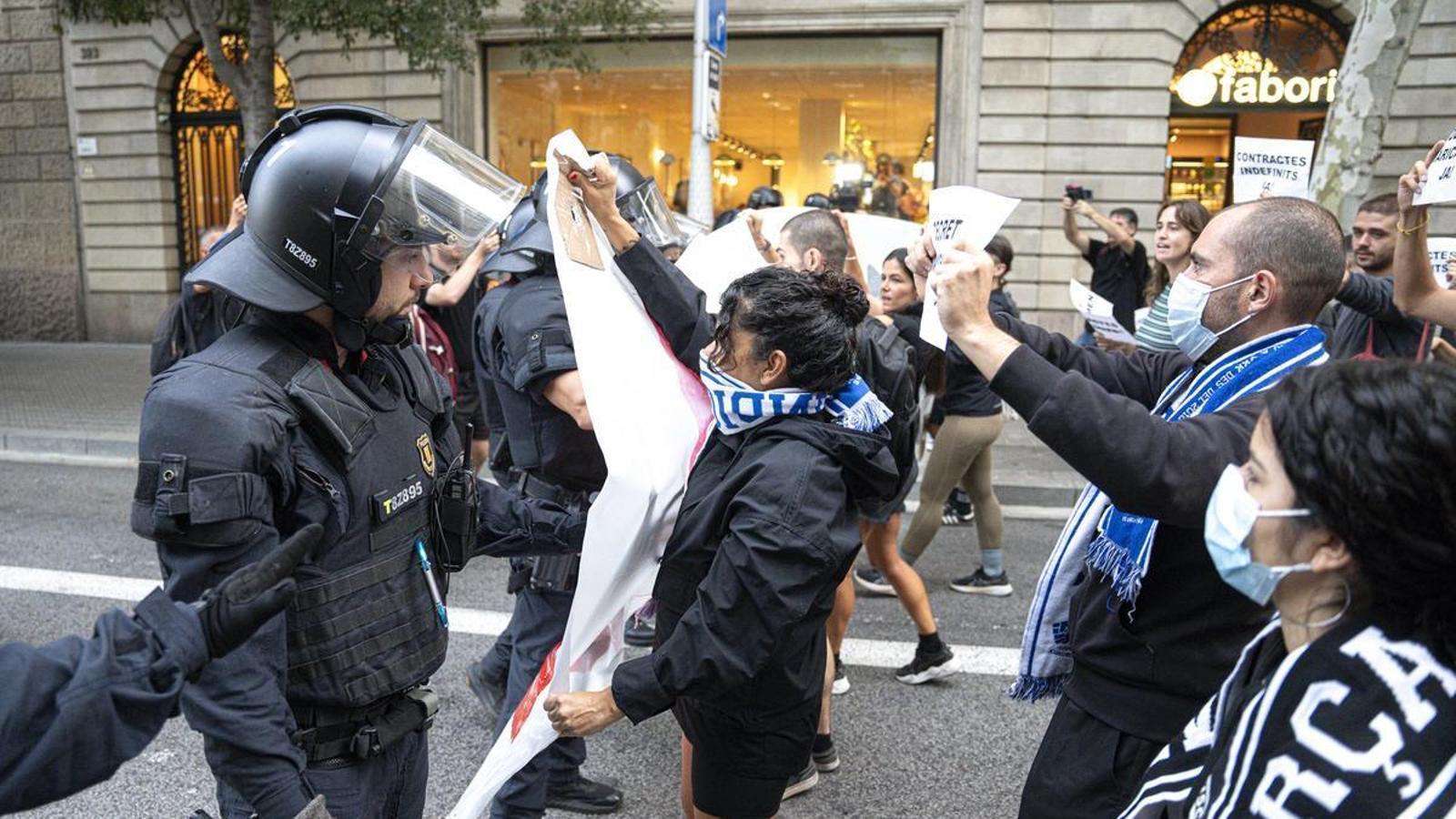 La policía bloquea el corte en la calle Córcega por el Sindicato de Vivienda.