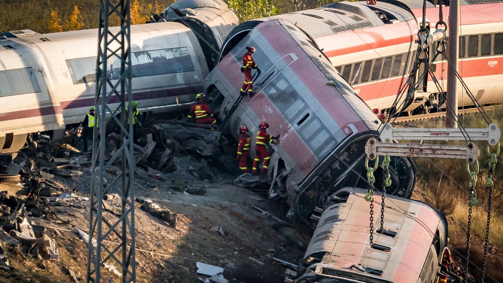 View of the extraction works of the crashed wagons in Urda