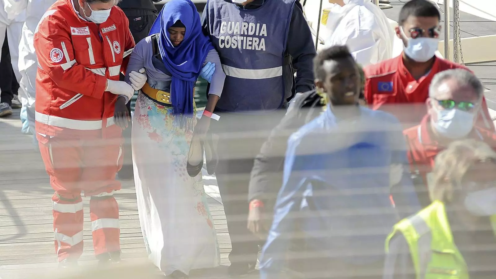DESEMBARCANT A EUROPA Un grup de 93 immigrants rescatats al mar van arribar ahir a Palerm.