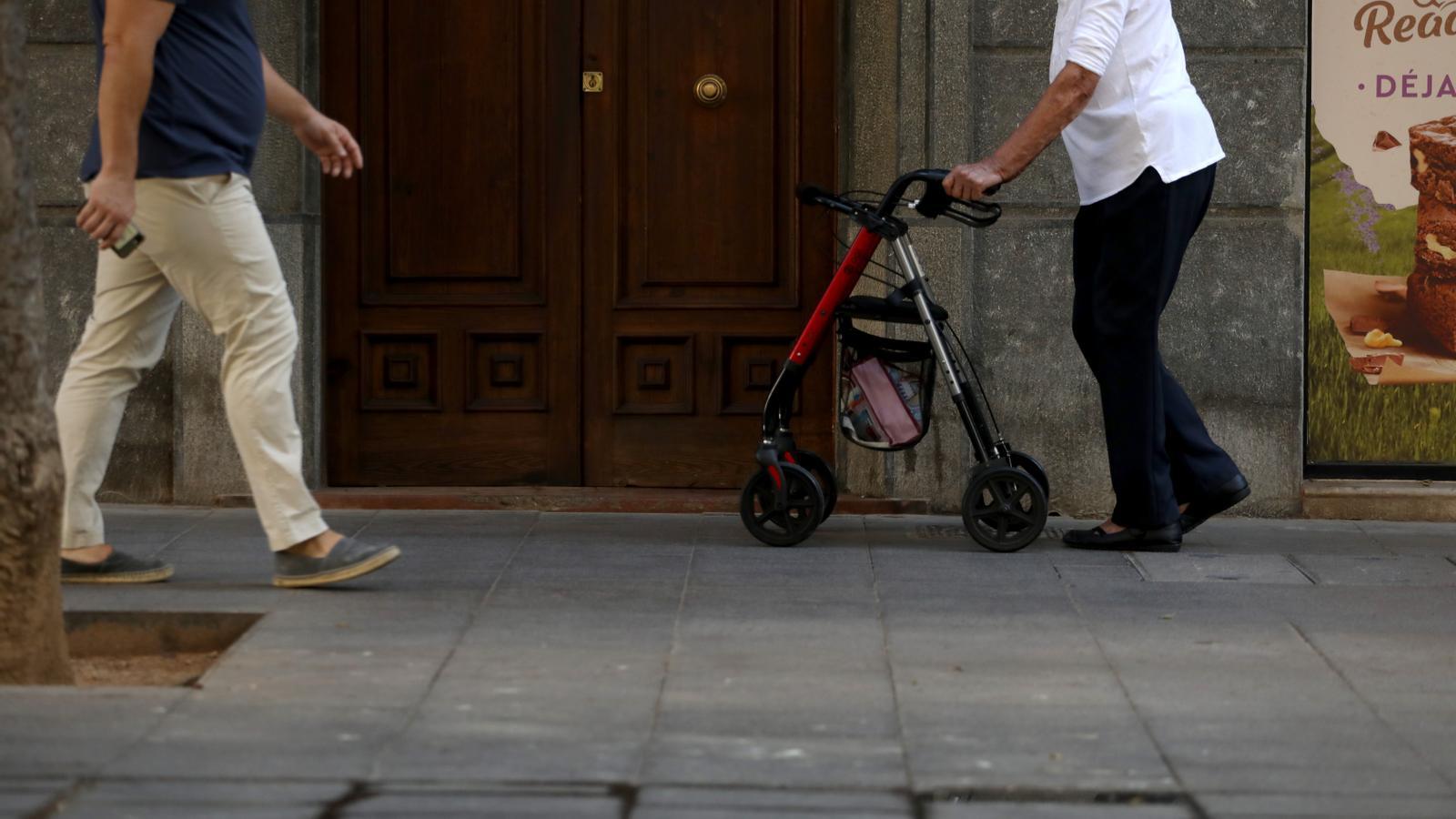 Una senyora amb un caminador a un carrer de Palma.