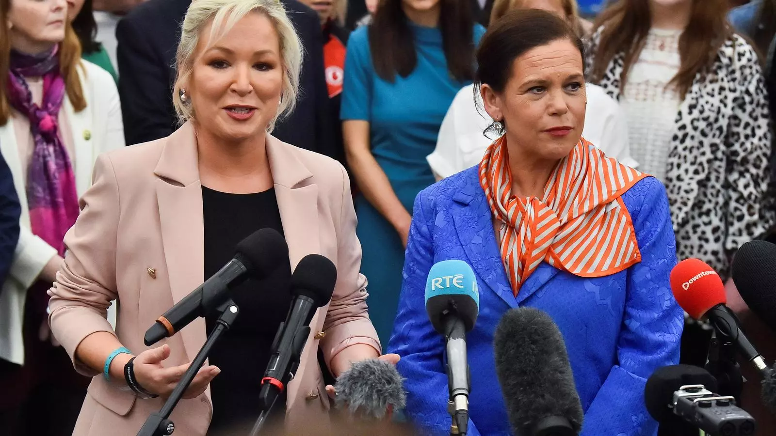Michelle O'Neill, viceministra principal de Irlanda del Norte , y Mary Lou McDonald, presidenta del Sinn Féin, celebrando este sábado, a Derry, la histórica victoria de los republicanos