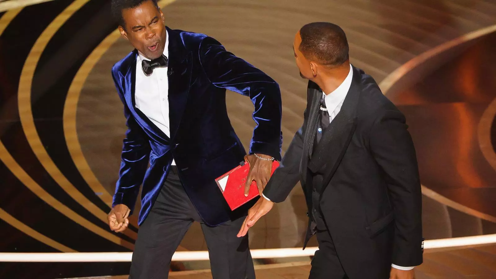 Will Smith colpeja Chris Rock a l'escenari durant els 94è Premis de l'Acadèmia a Hollywood, Los Angeles, Califòrnia