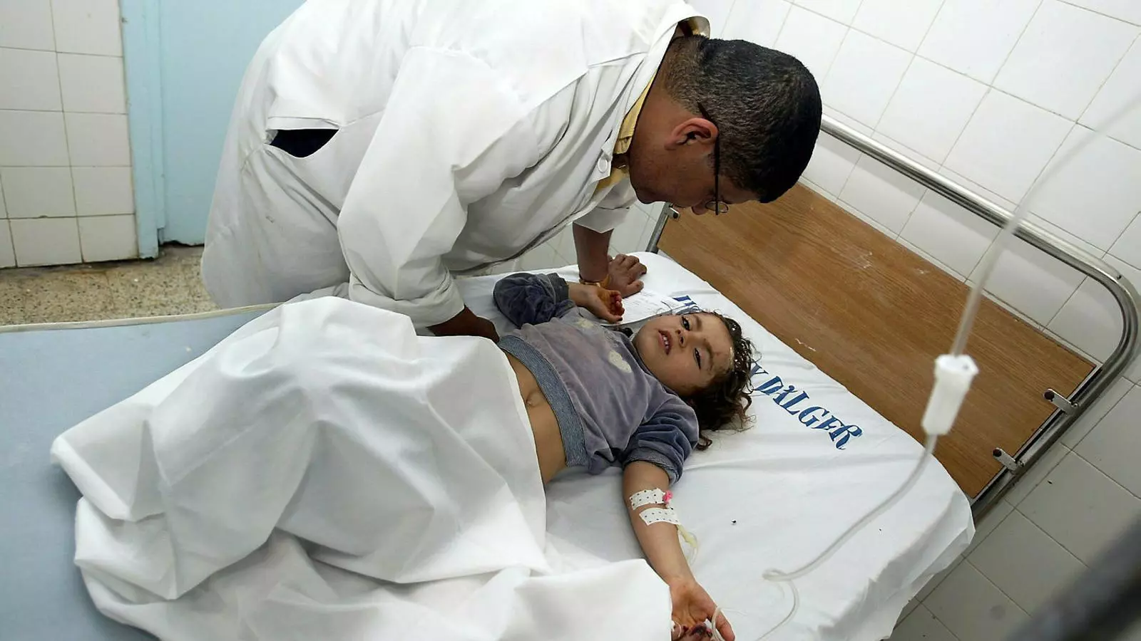 Un metge atenent un infant en un hospital d’Alger. Als centres sanitaris hi ha bons professionals, però hi falten recursos.