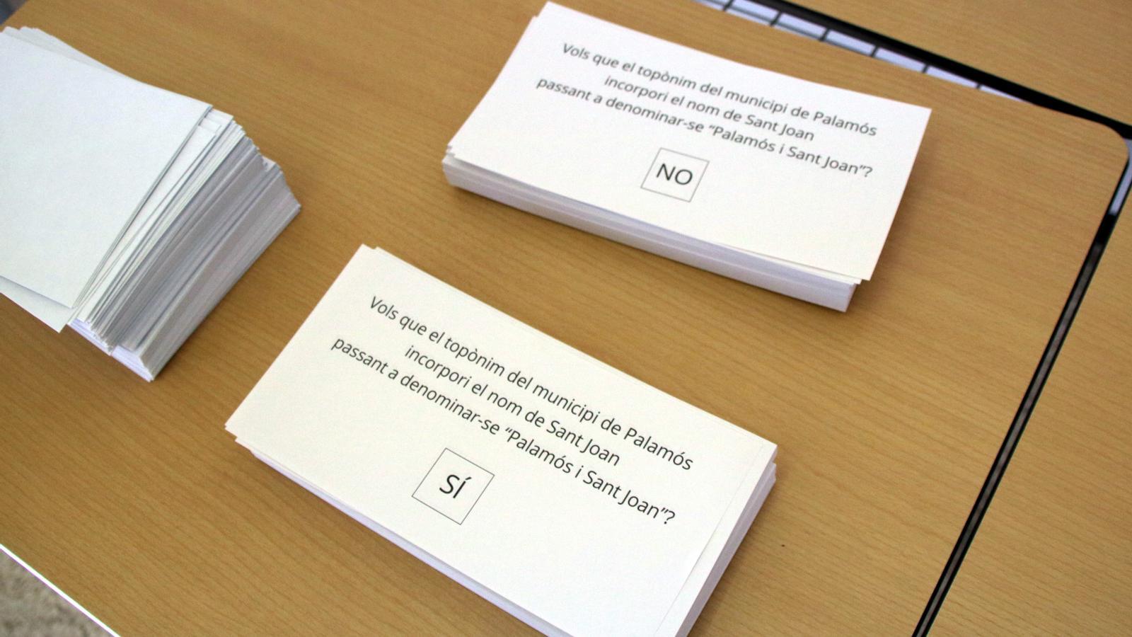 Papeletas con la pregunta del referendo local para el cambio del topónimo de Palamós.