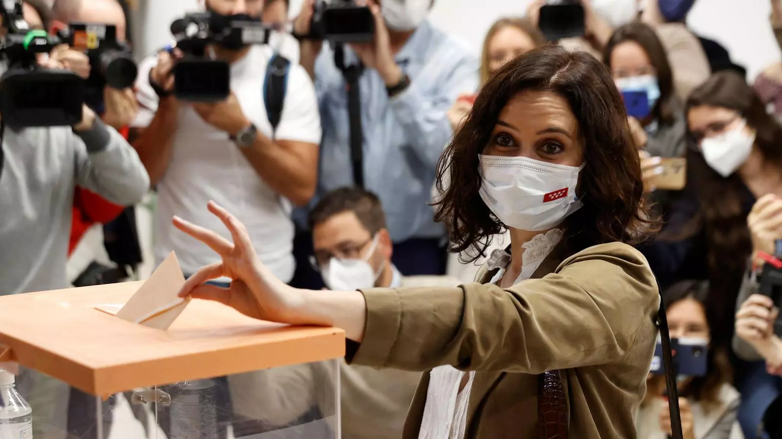 La presidenta de la cominitat de Madrid, Isabel Díaz Ayuso , vota
